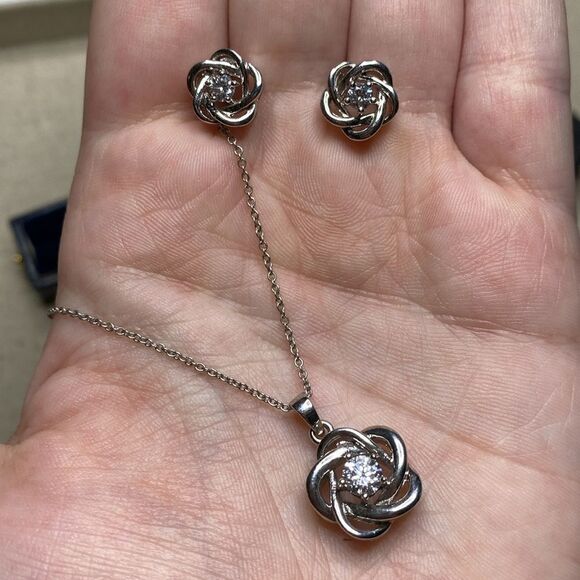 💛 Classic White Gold Plated CZ Rose Necklace & Earring Set - Picture 5 of 6
